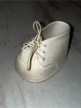Cabbage patch kids 1 white tennis shoe